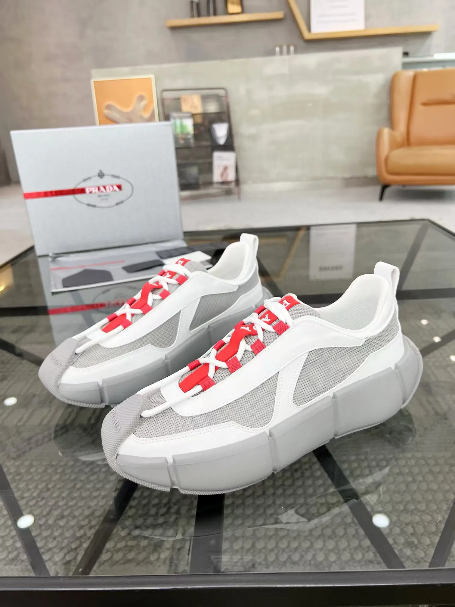 Factory price: 480💰Prada new men's leather sports shoes, the highest version on the market, any comparison is welcome🆚! The original leather has excellent texture and is super high-end! Fetal sheep net lining imported from Italy, removable pad! Luxurious materials and fine workmanship, highly recommended! Code number: 38-44, customized 45